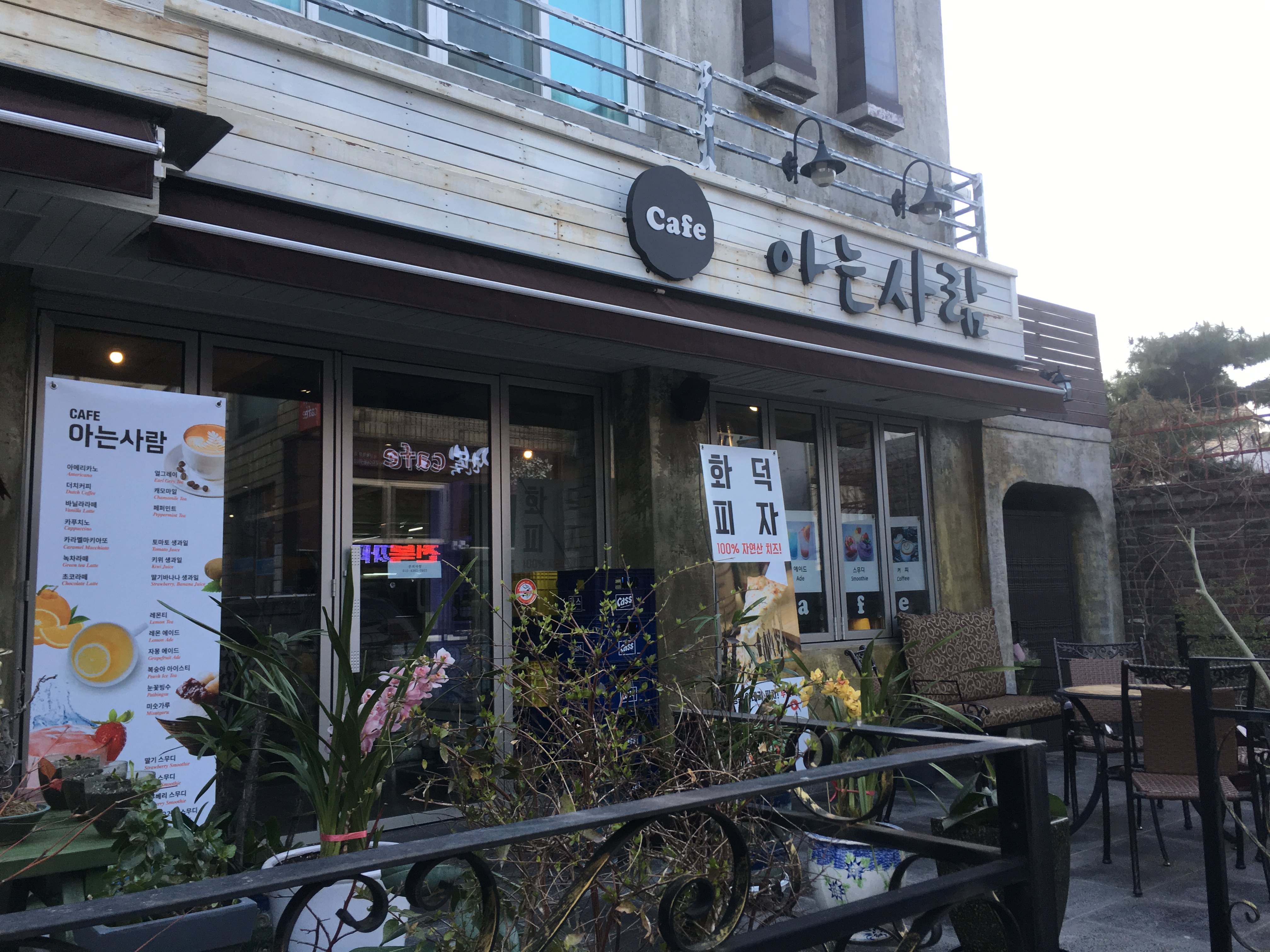 这个看起来就很有气氛的咖啡馆,很适合拍照撒