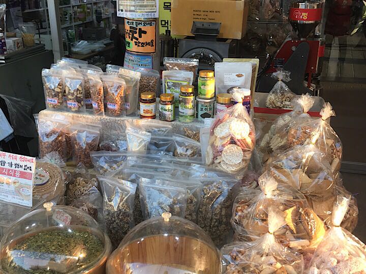 这是卖各种茶的小摊