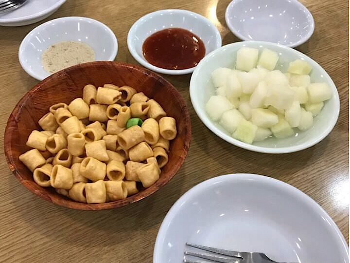 吃炸鸡前先吃点小零食,萝卜好吃,我的最爱!