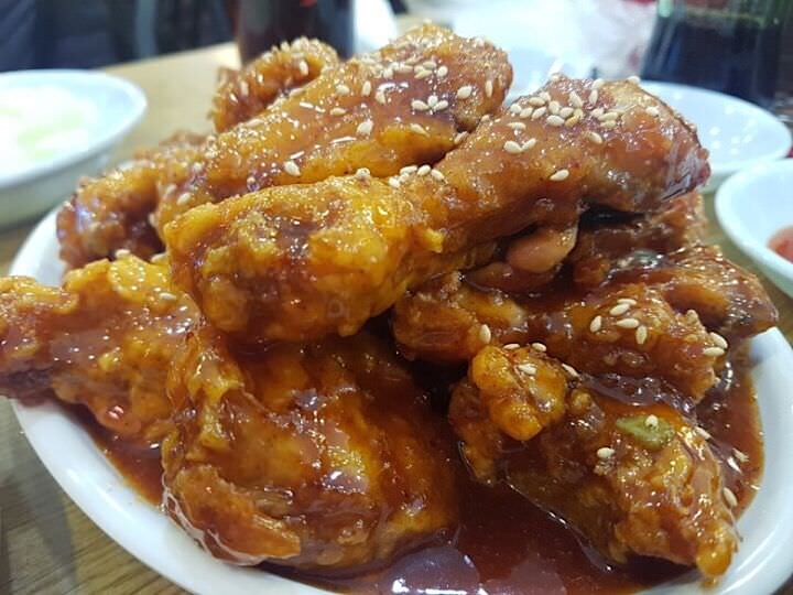 裹酱的甜辣味炸鸡