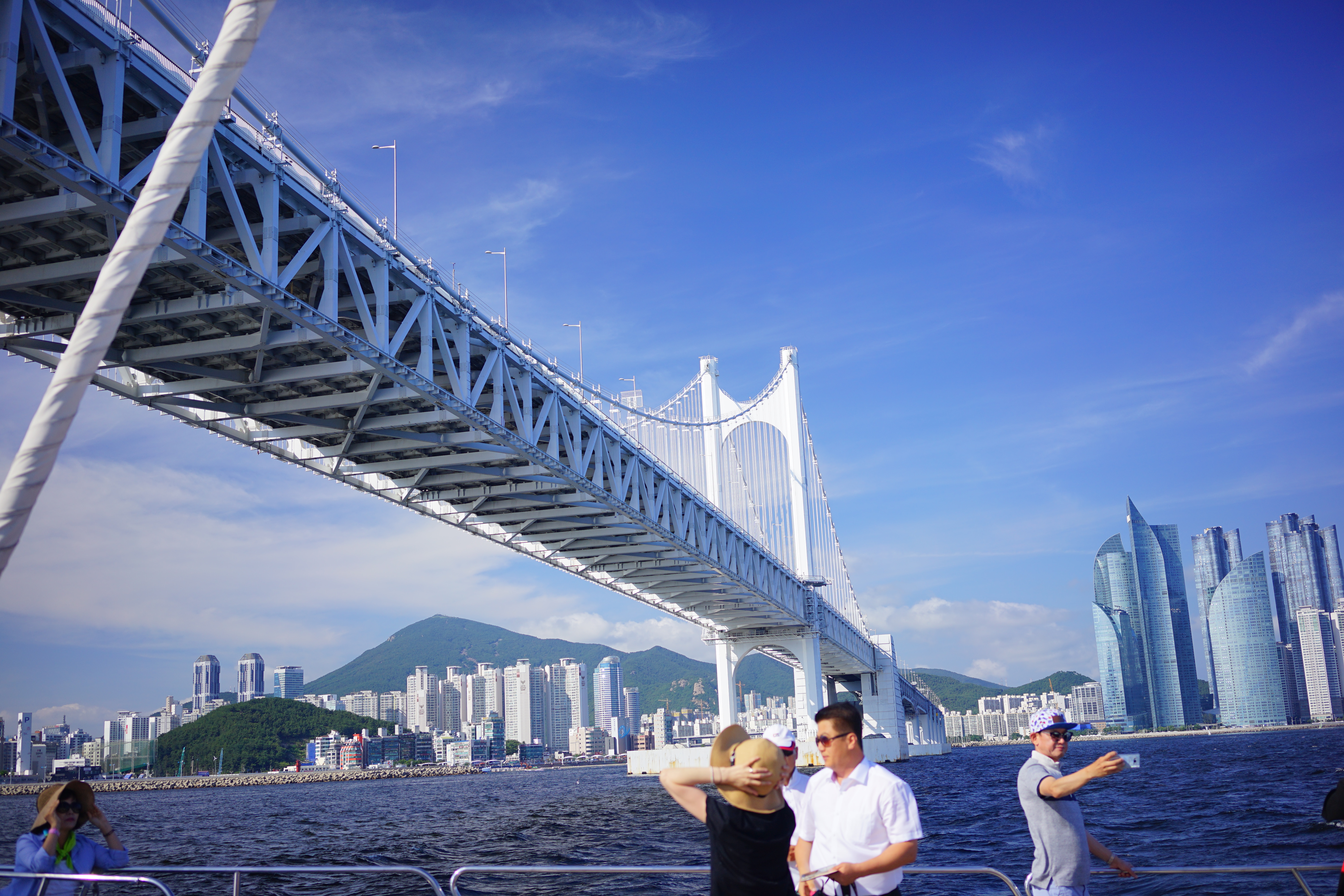 洁白的广安大桥,当穿过桥梁抬头看去,整齐对称,十分壮观。