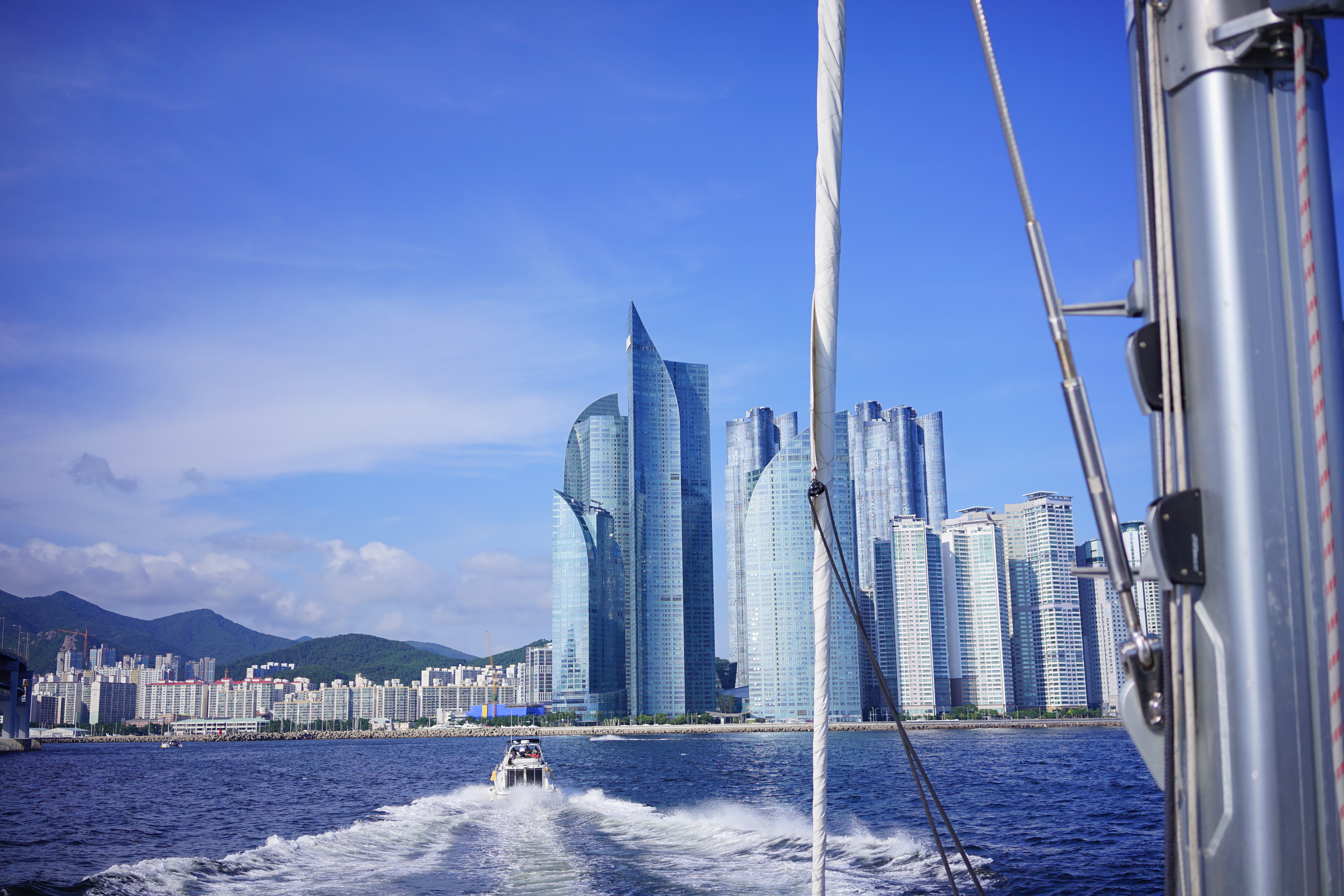 广安大桥和釜山著名的海上城市。