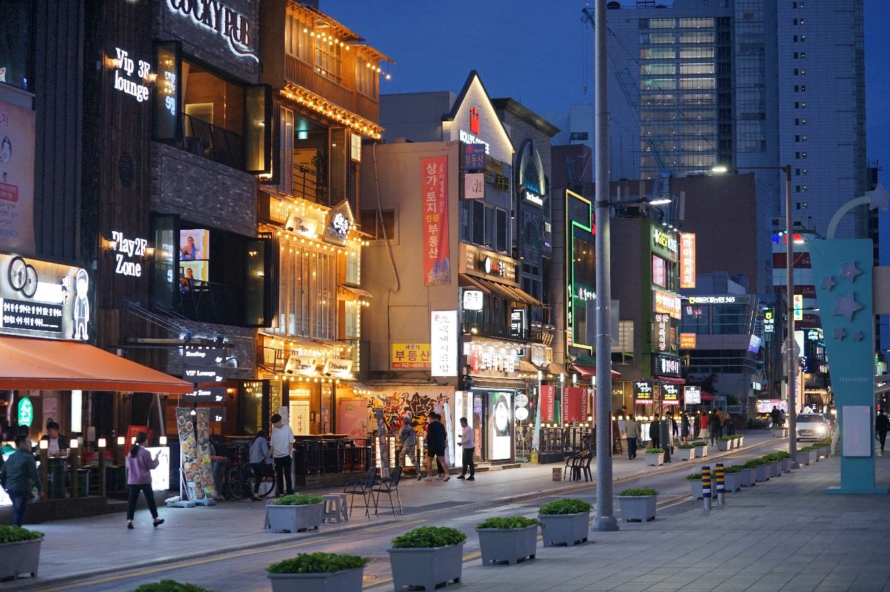 繁华的街道两旁