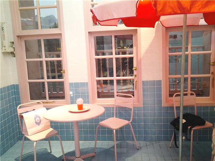 没看错~这是在泳池内吧