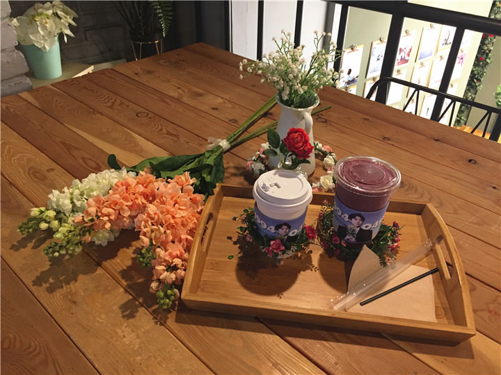 餐点+自由发挥摆放各式小花圈