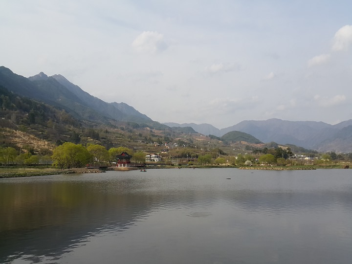 依山抱水的慢城市