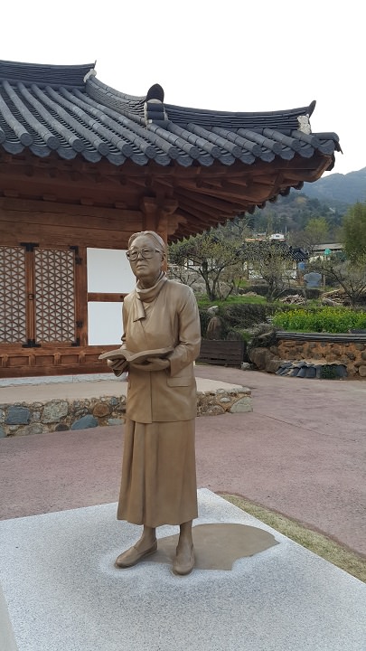 朴景利文学馆前纪念铜像