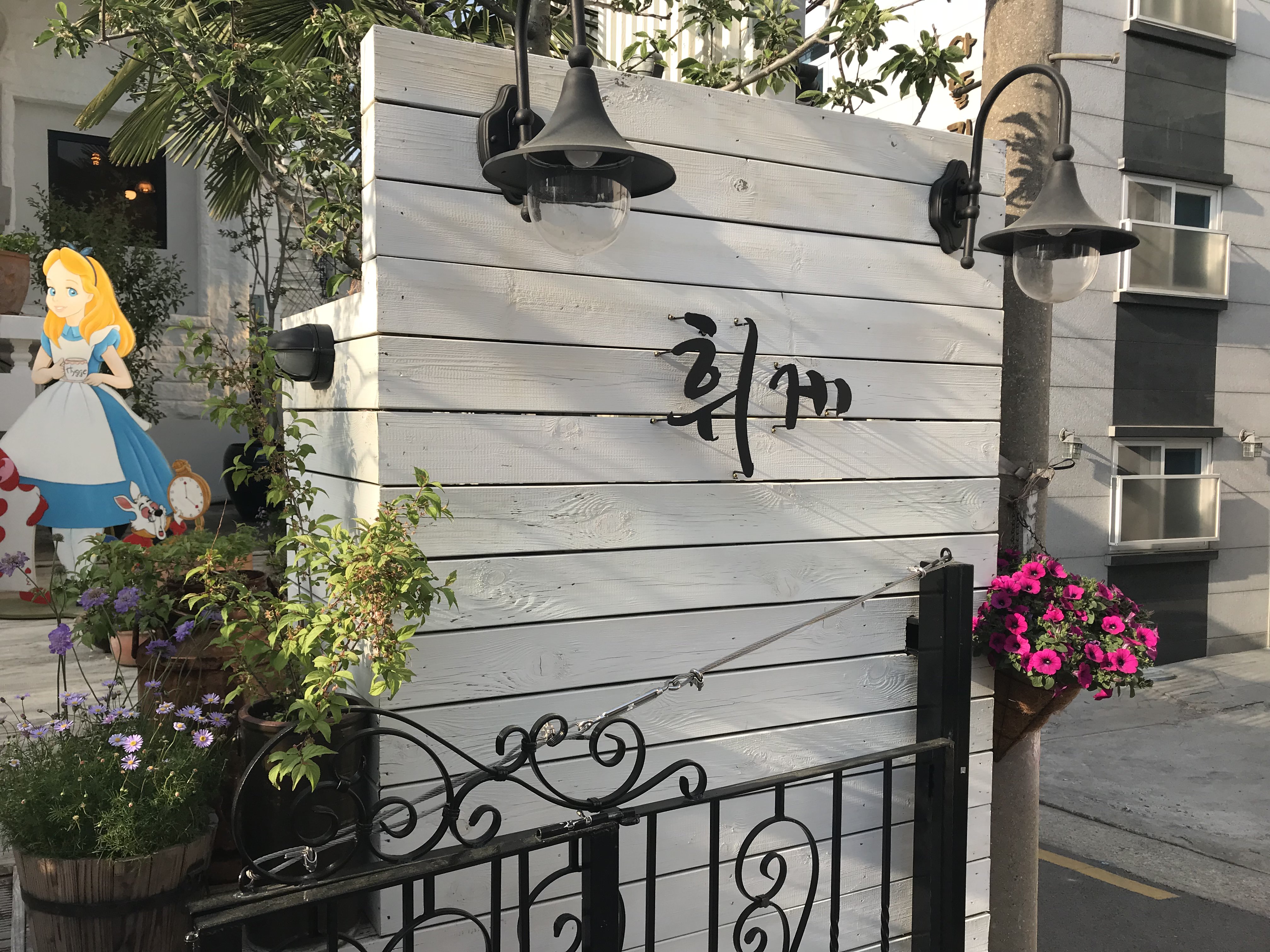 风格超棒的咖啡店~