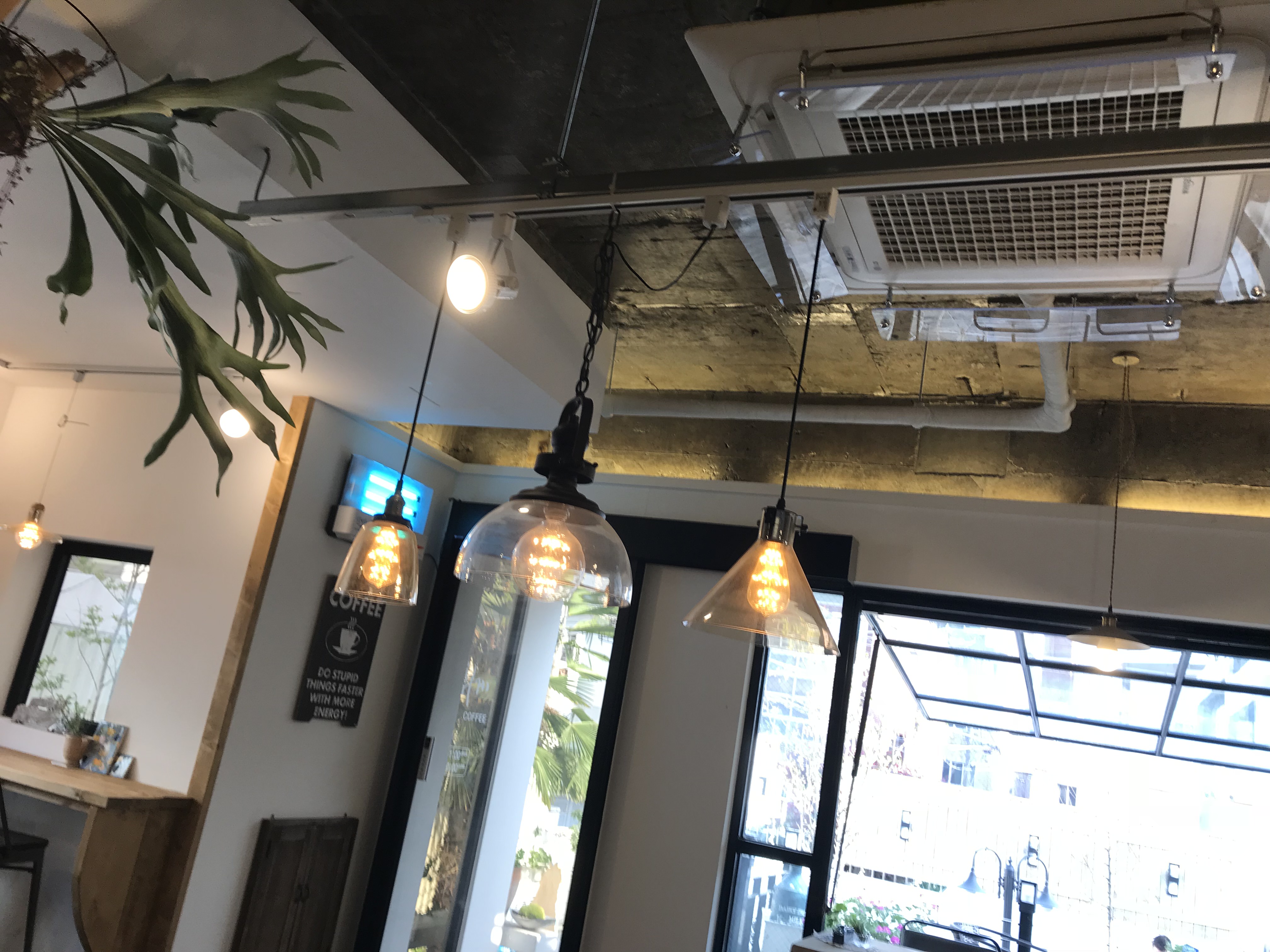 风格超棒的咖啡店~