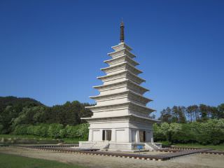 寺内东部的9层石塔引人注目