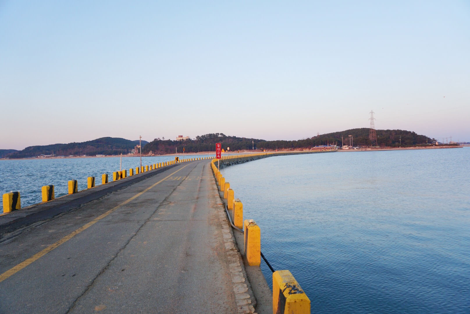 海边宽广的海上公路