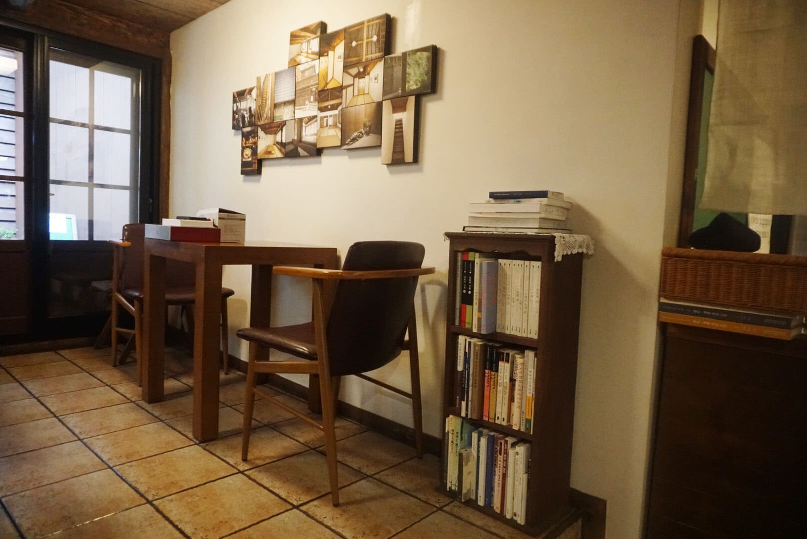 墙的角落处放置书籍类资料的书架