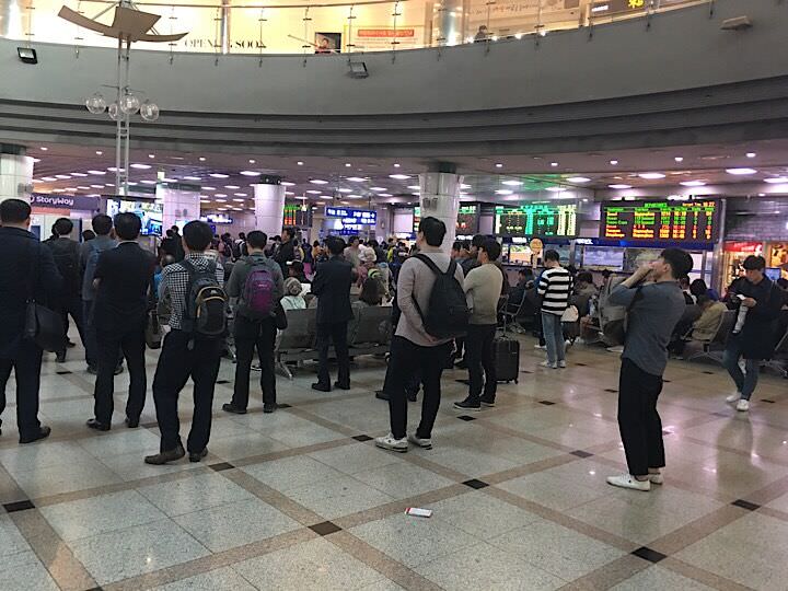 购票乘火车和地铁的人们