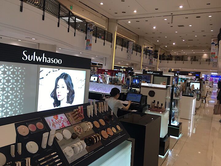 位于一层的化妆品馆