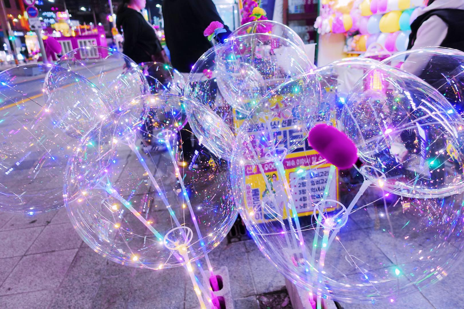 霓虹灯球,买一个拿在手里拍照,网红照就出来了