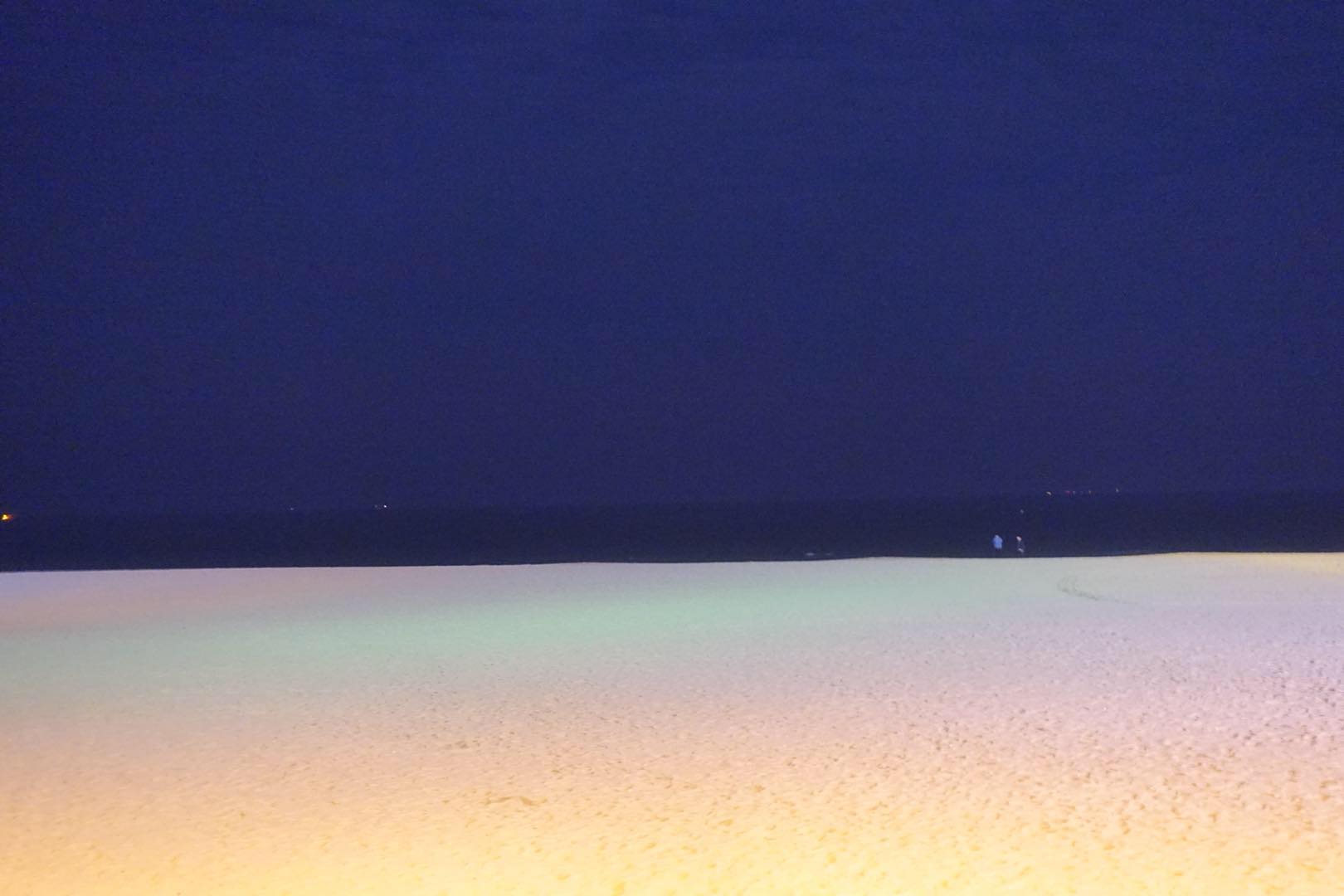 各色灯光的照射下海云台沙滩也呈现出了不一样的美