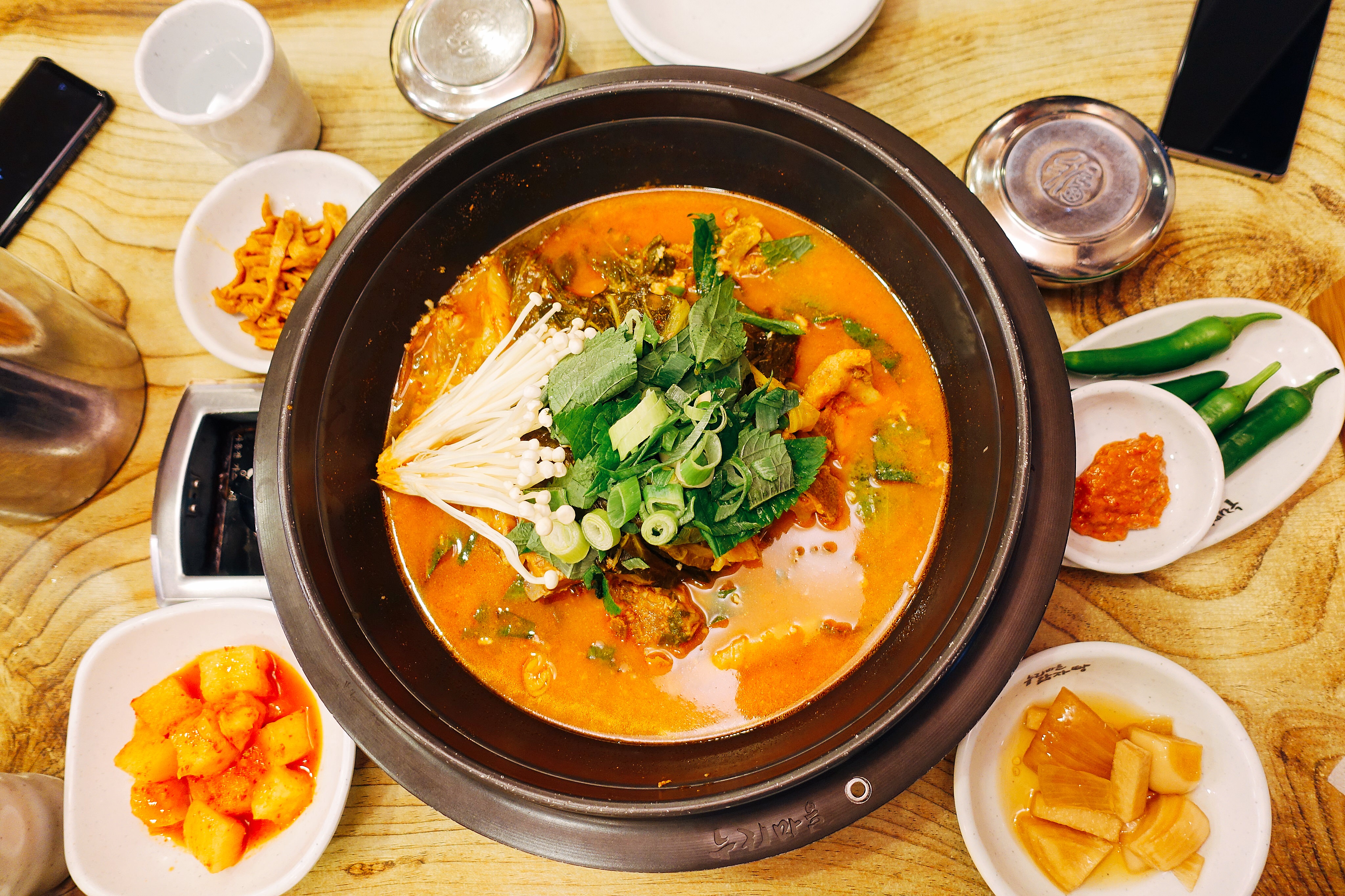 排骨汤来啦,但是得等2-3分钟才能吃呦