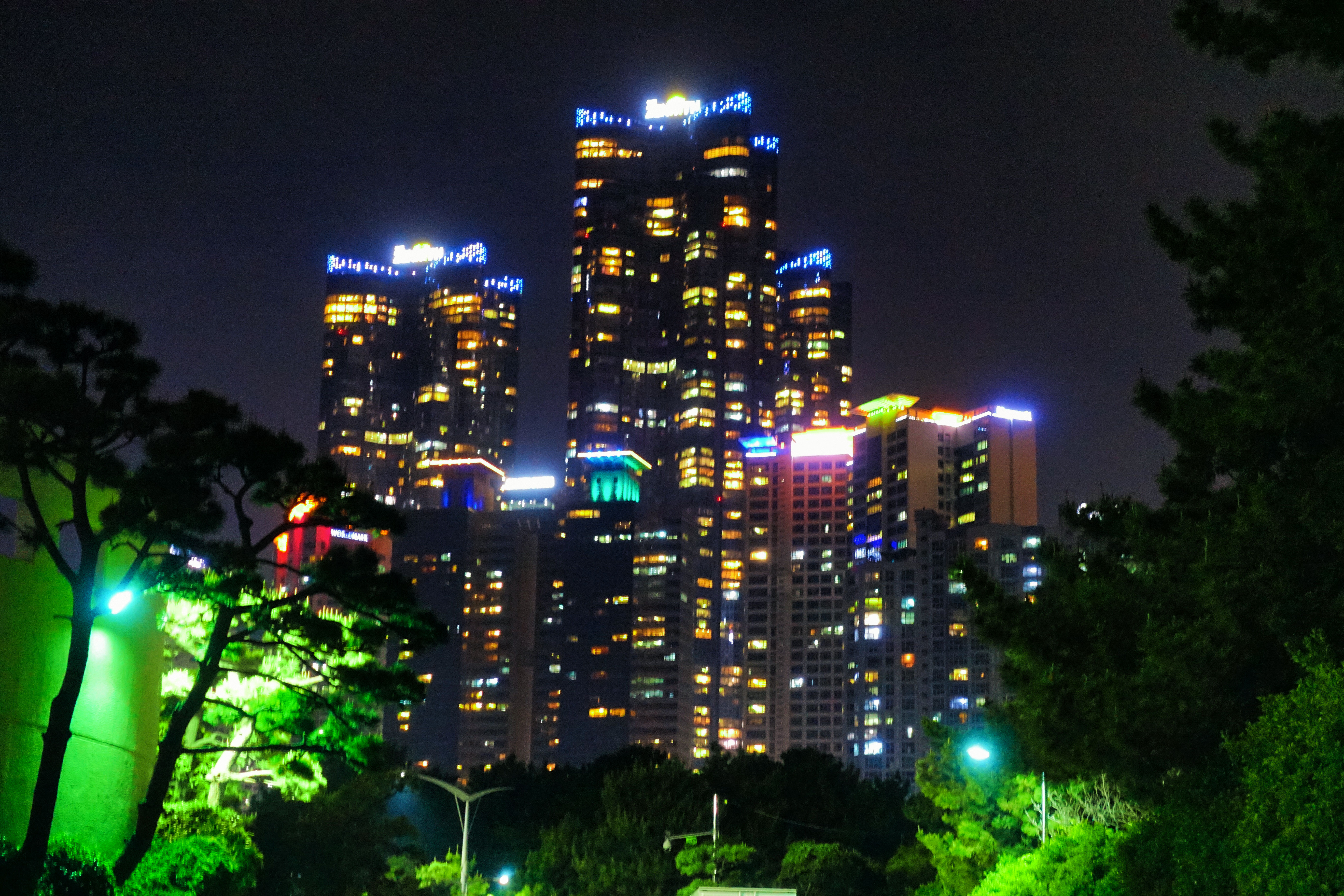 远处的海上城市,如海市蜃楼般神秘
