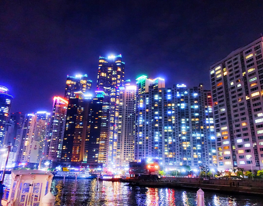 大致景色就是如此,高楼林立,色彩斑斓陆离,水面倒映着的影子也是一副绚烂的图画