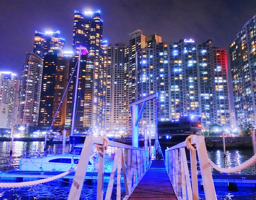 这里是夜晚海上游艇的搭乘口