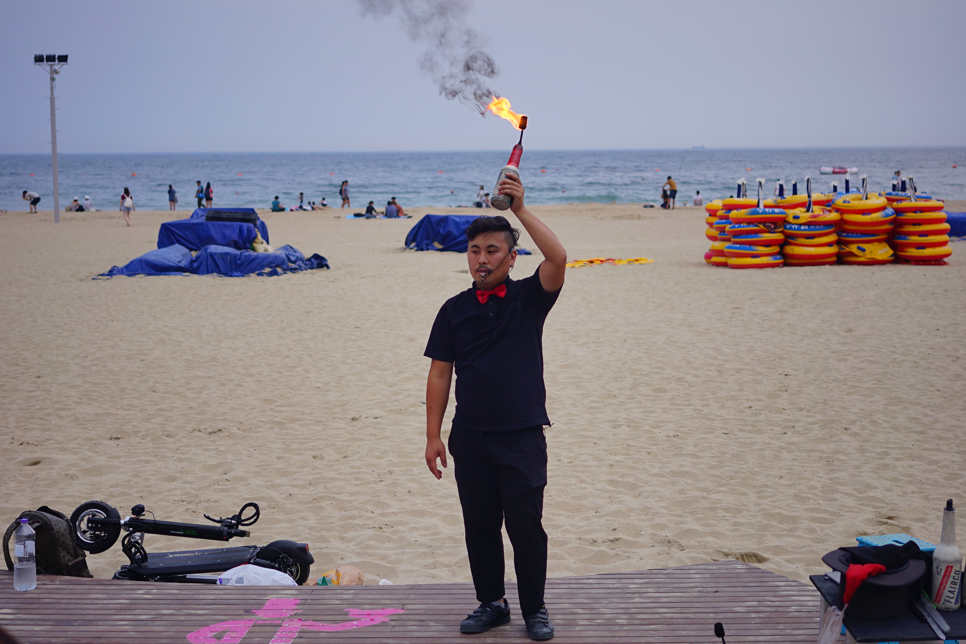 每天都在海边演出的表演者