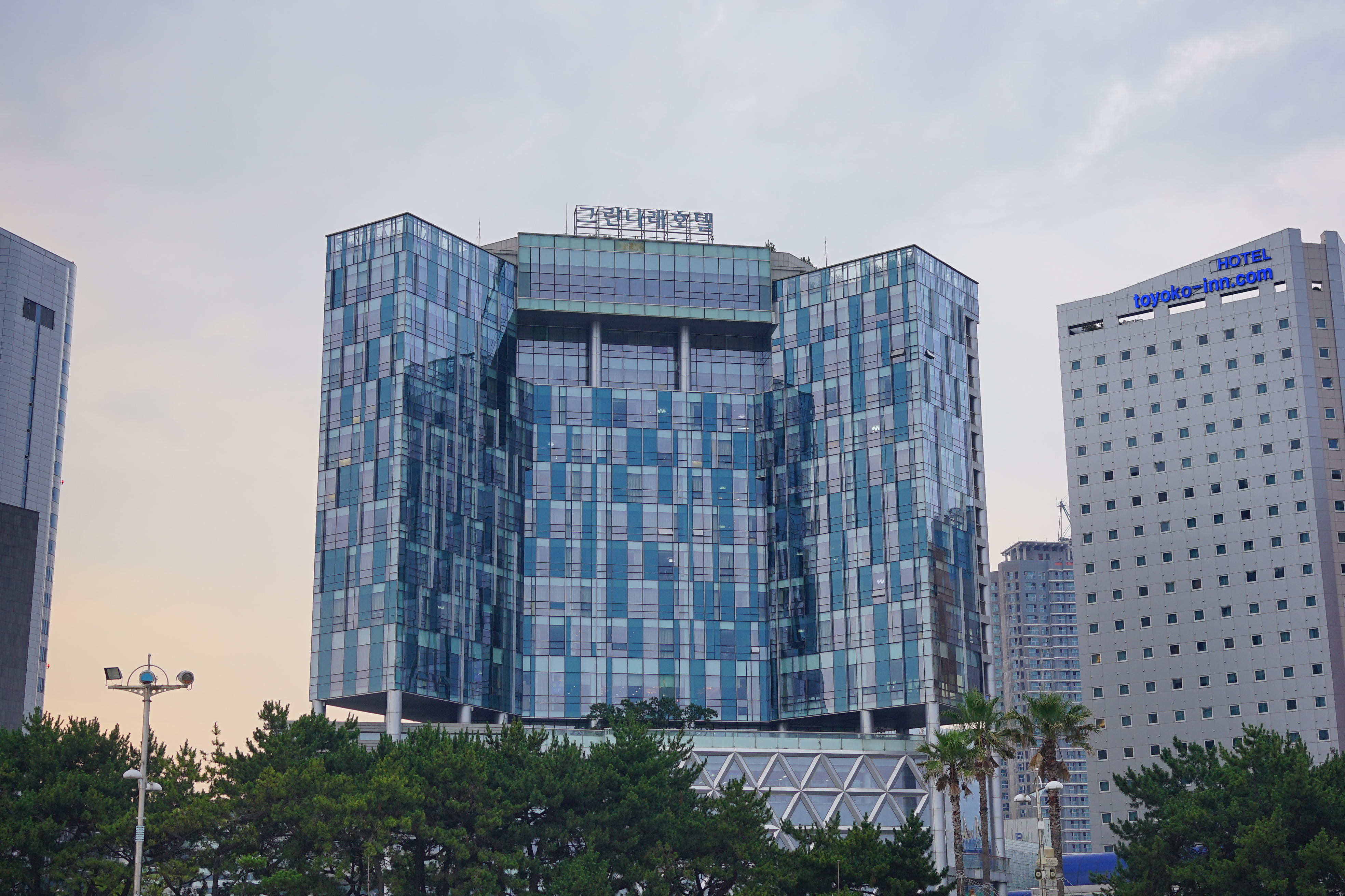 坐落在海边的一级酒店