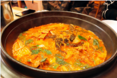 先喝一口浓郁的骨汤,再上吃上一口香脆可口的开胃酸菜,最后咬口肉,哇 简直让你的味蕾欲罢不能