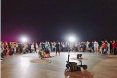 每天晚上他们都会来这里表演,围观的群众居多,觉得表演的有趣的还会给点小费