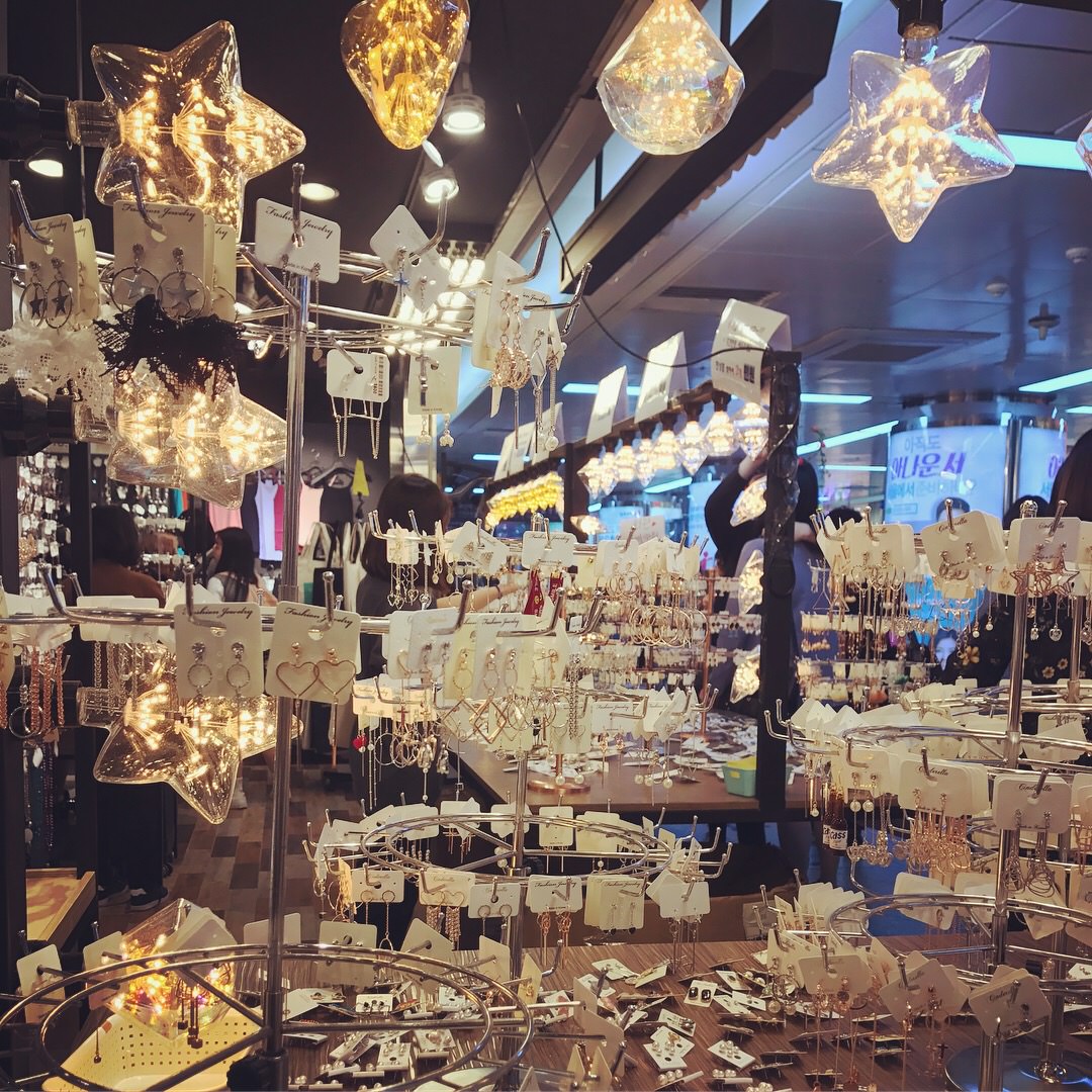 各种特色服饰店