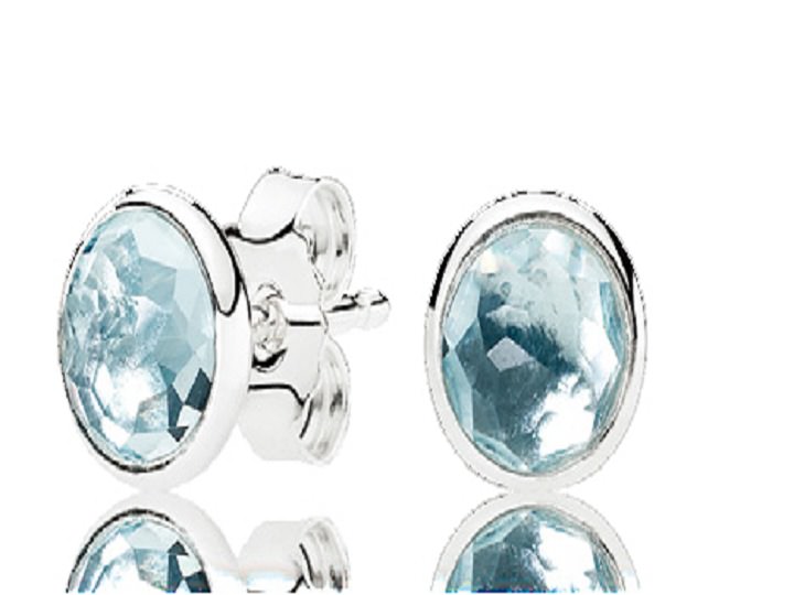 在銀質材料上鑲有海藍寶簡約設計的耳環。