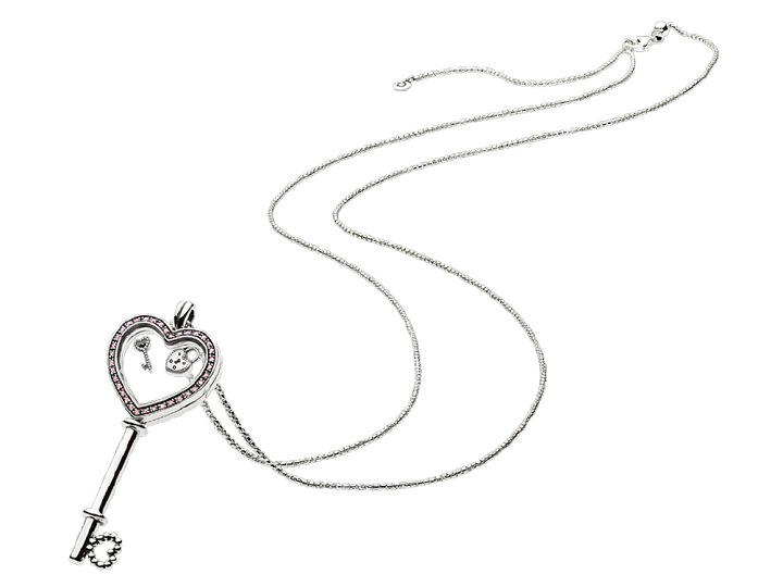 鑰匙形狀的吊墜上鑲有燈籠海棠水晶的心形的項鏈。