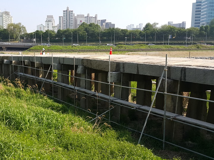 桥墩以四个为一组排成一列