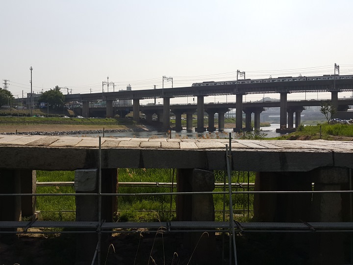 箭串桥后,2号线列车从高架桥驶过