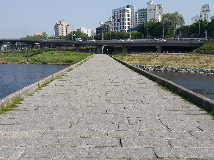 桥身没有任何栏杆与装饰