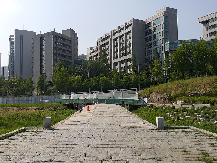 新老桥交界小石碑