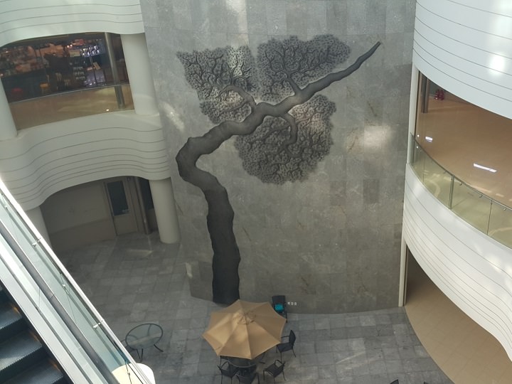 乘坐电梯前往地下二层