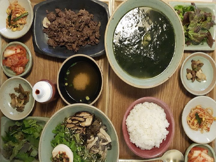 时令拌饭与海藻汤