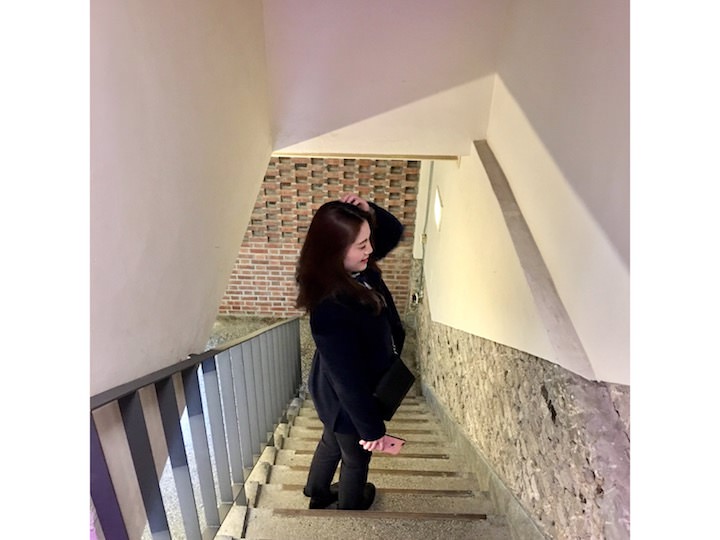 一张楼道处的摆拍