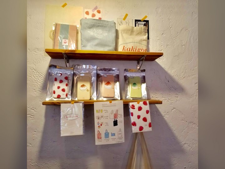 售卖的手机壳和明信片