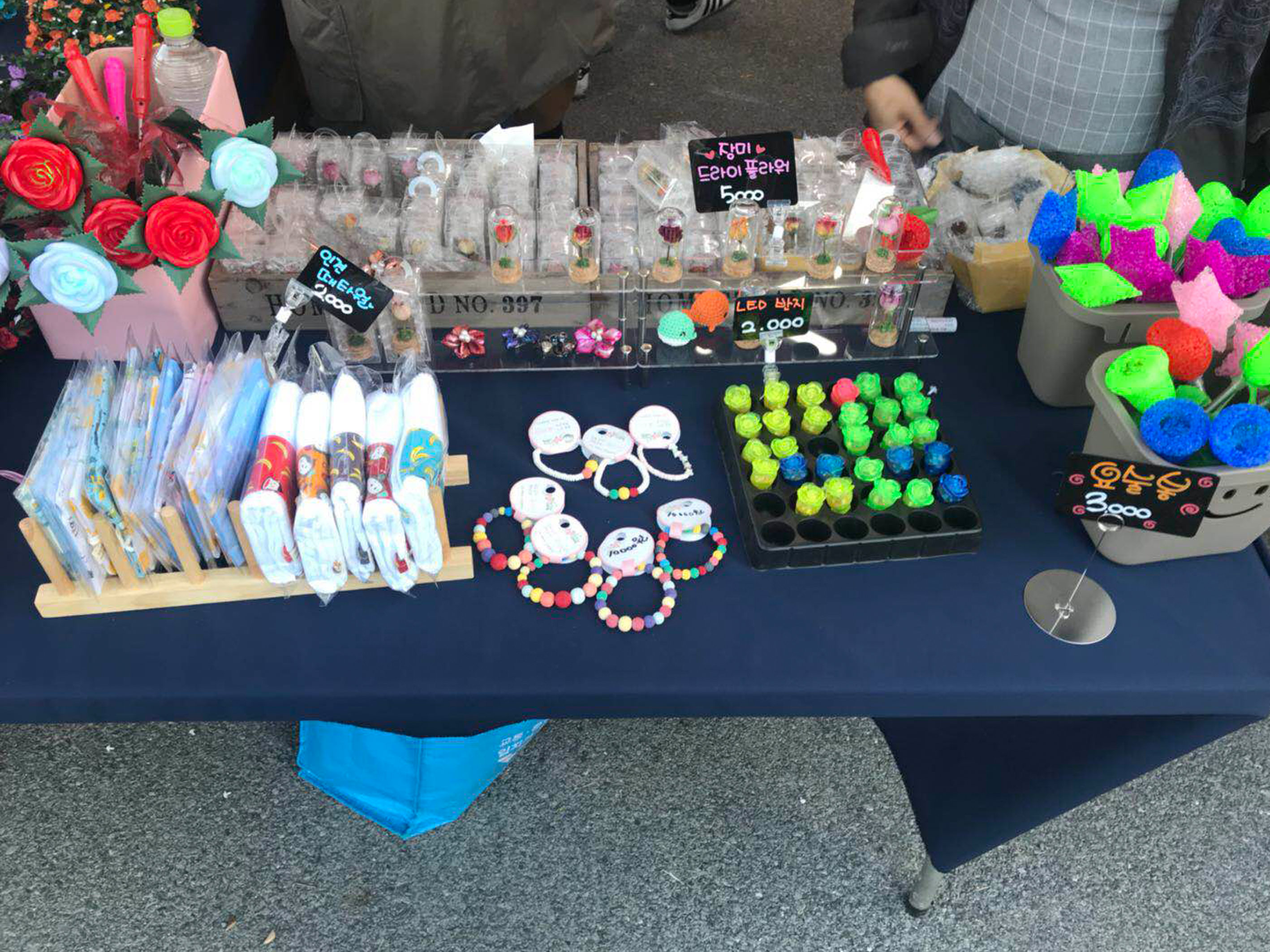 玫瑰园门口的小摊