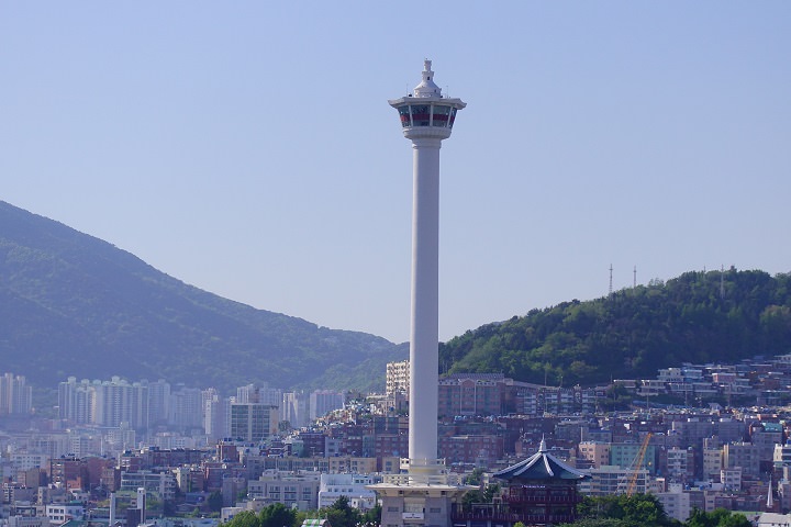 远处的釜山塔真的是格外引人注目,东海龙宫有定海神针,釜山也有定山神