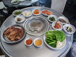 除了肉类料理外，还有丰盛的小菜可以品尝