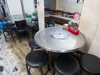 带椅子的坐席只有两个