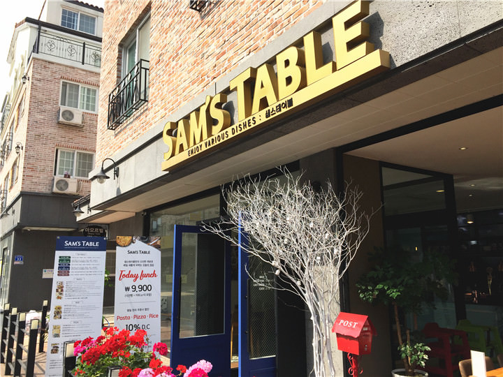 金色招牌很显眼