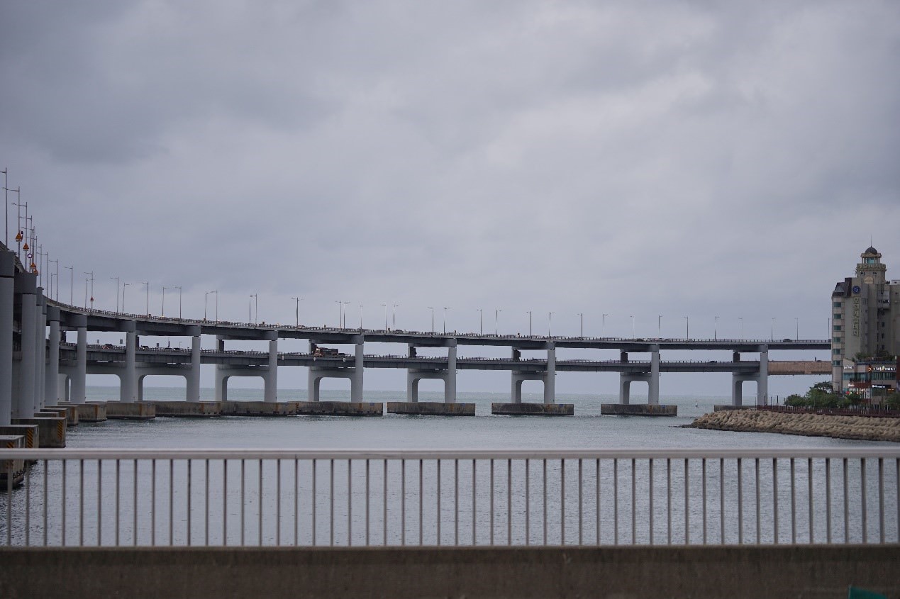 广安大桥右侧通往广安里海水浴场