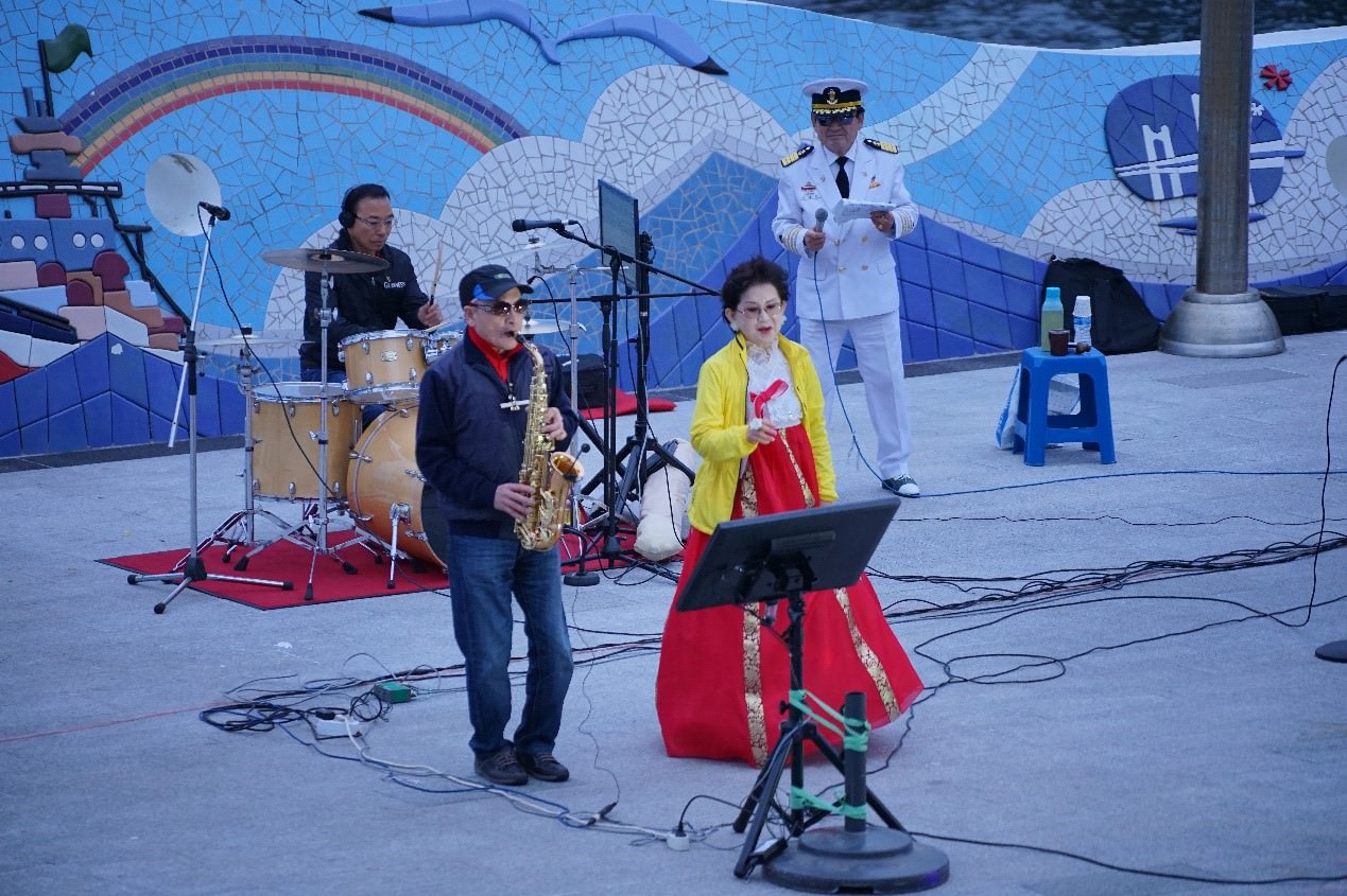 民乐岸滩上的舞台