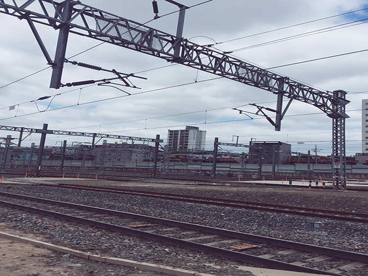 铁轨和蓝天白云