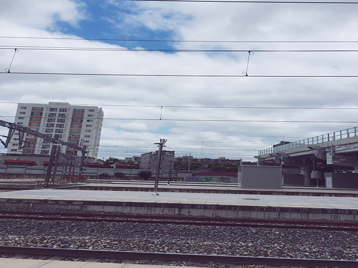 铁轨和蓝天白云