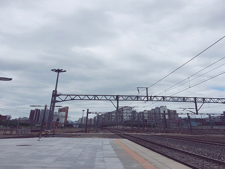 铁轨和蓝天白云