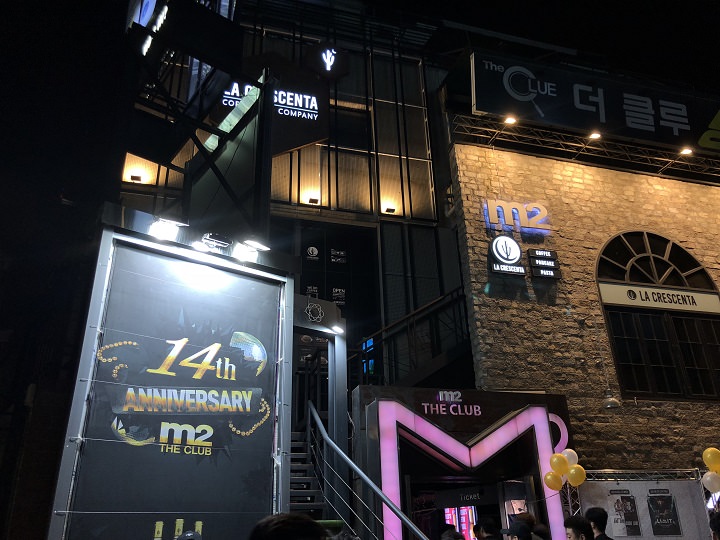 算是首尔最早出现的夜店之一   坐落于弘大想象园地后面一个巷子中